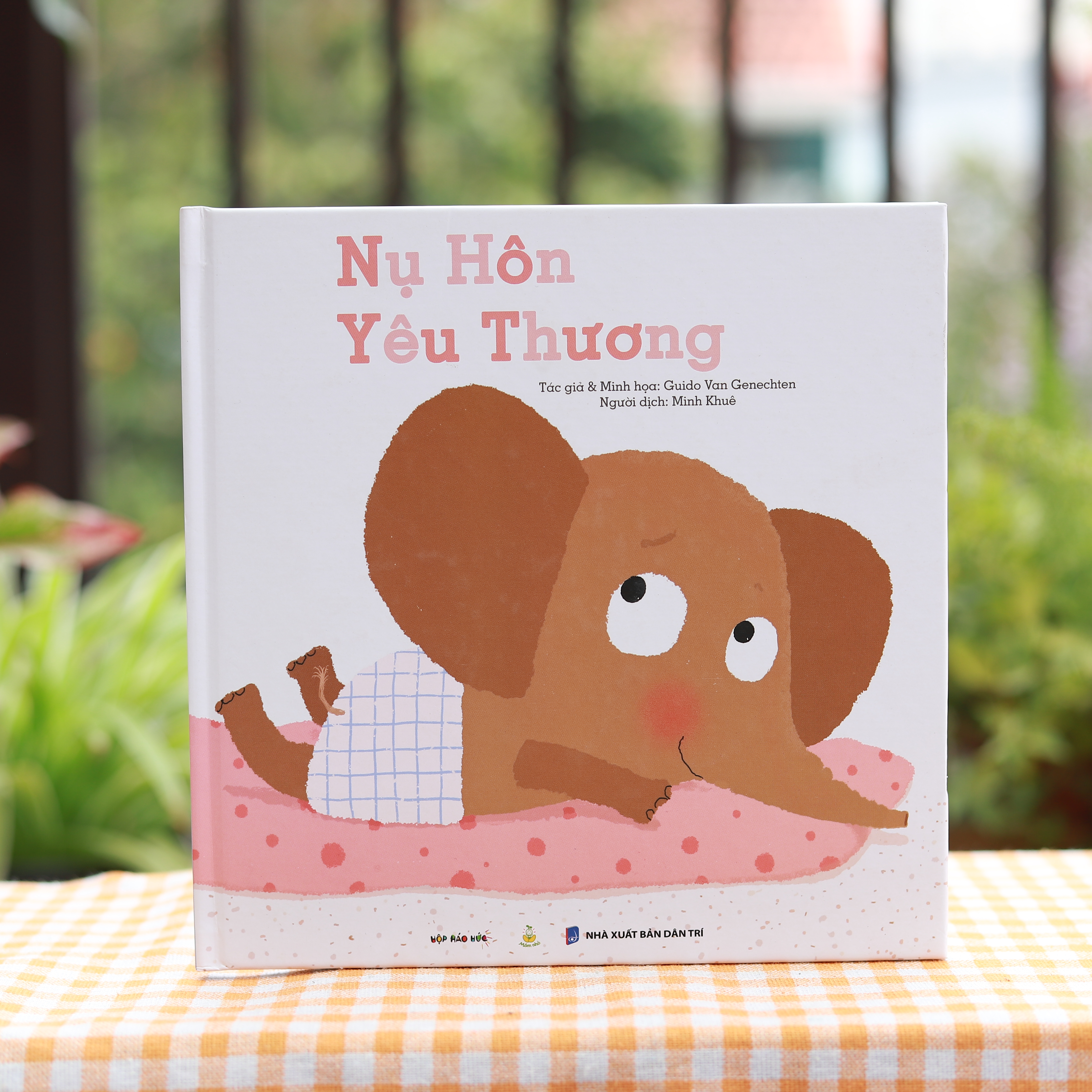 Sách NỤ HÔN YÊU THƯƠNG 0-3 tuổi